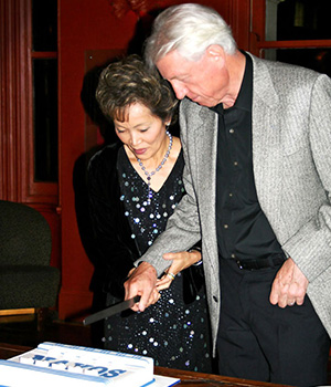 Klaus Heymann and Takako Nishizaki cut the 20th Anniversary cake